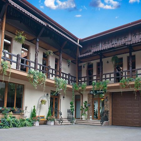 Hotel Galany Radauţi Bagian luar foto