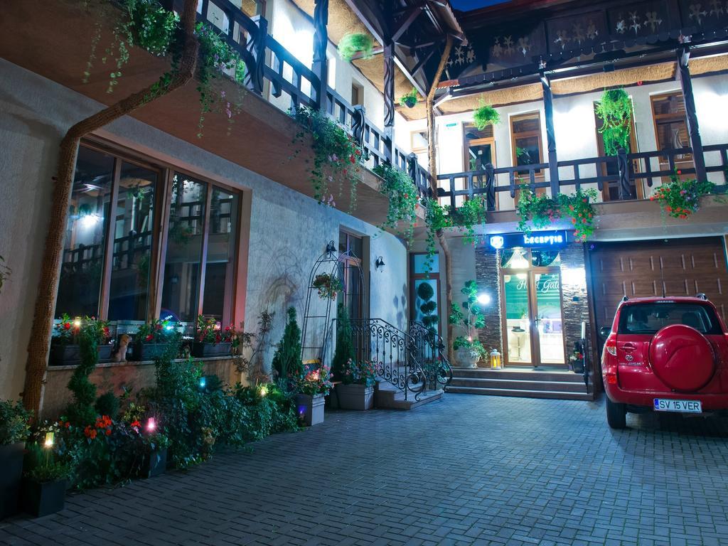 Hotel Galany Radauţi Bagian luar foto