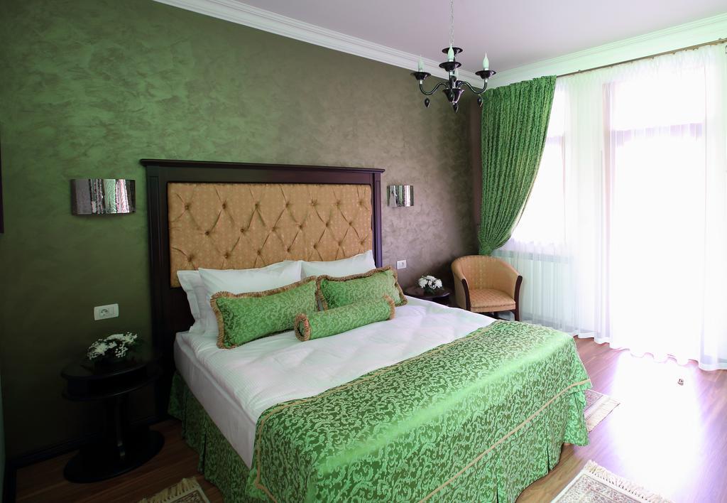 Hotel Galany Radauţi Bagian luar foto