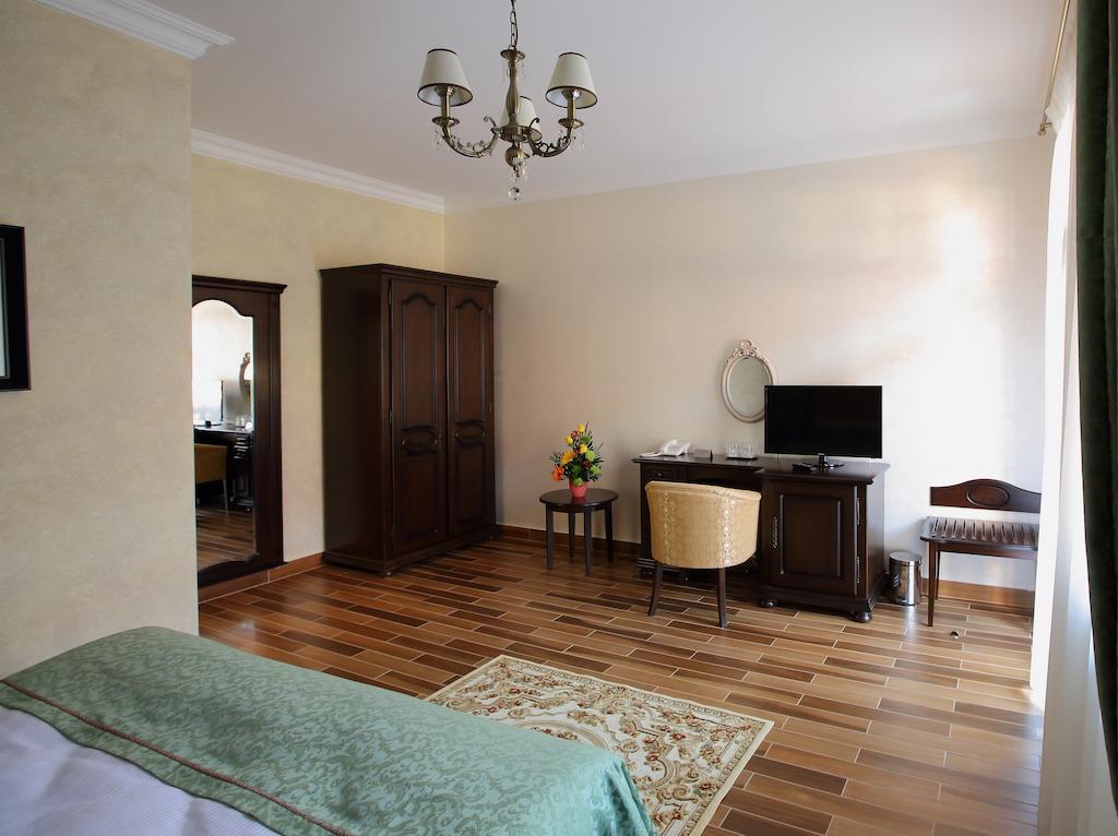 Hotel Galany Radauţi Bagian luar foto